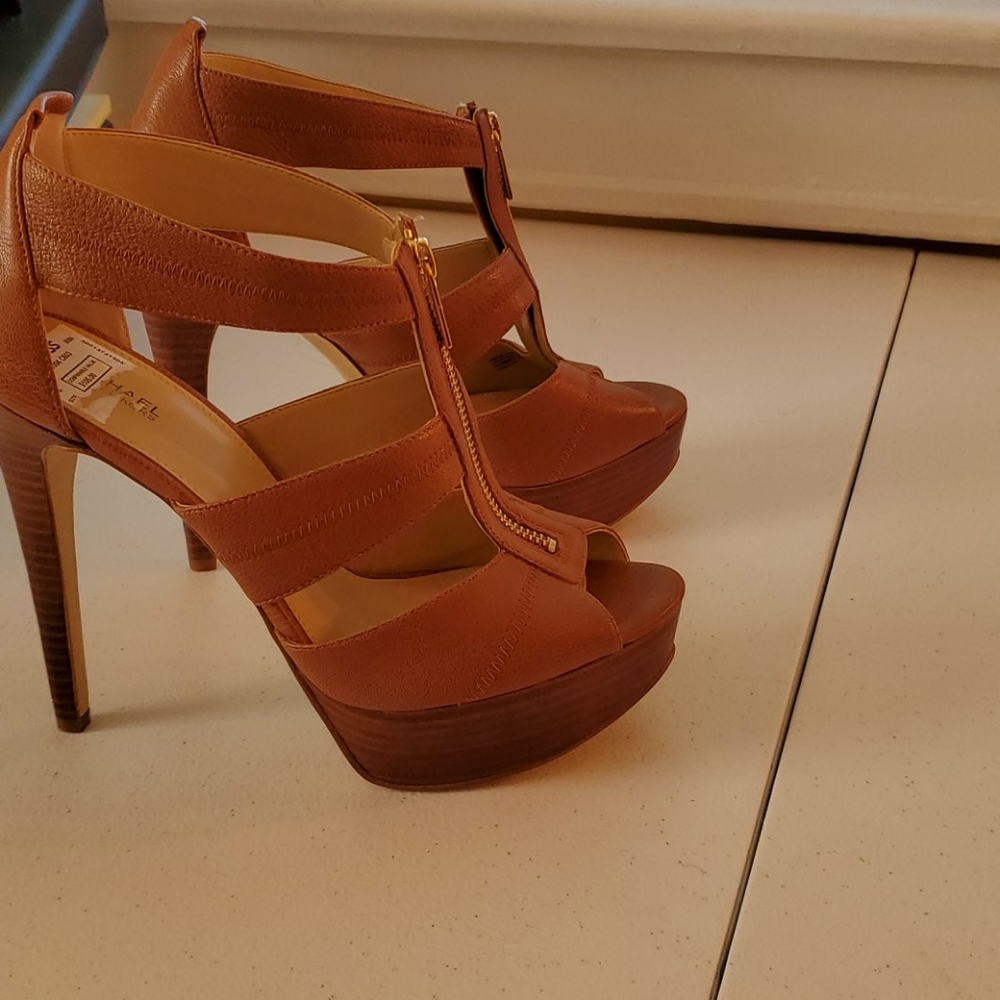 Shoes - Picture 2 of 3